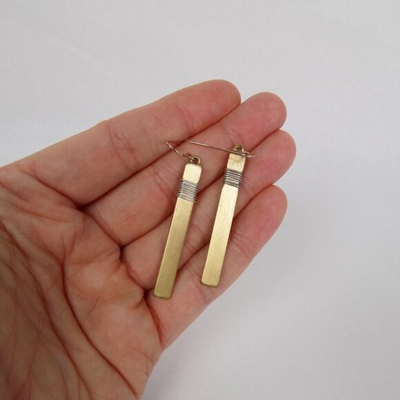 new in box! dainty minimalist bar drop dangle earrings - Picture 1 of 3